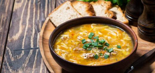 Sopas, caldos e receitas quentes ganham versões mais saudáveis no inverno