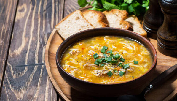 Sopas, caldos e receitas quentes ganham versões mais saudáveis no inverno