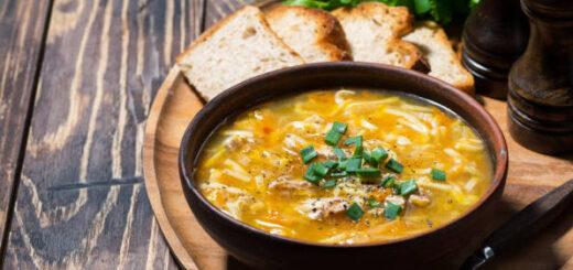 Sopas, caldos e receitas quentes ganham versões mais saudáveis no inverno