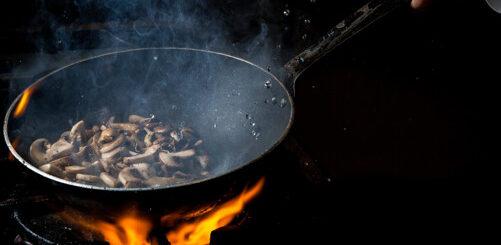 Nutricionista do Divino Fogão apresenta um guia prático para controlar a chama e obter melhores resultados nas receitas Para quem começou a se aventurar na cozinha, definir o ponto dos alimentos pode ser um desafio. Muitas receitas indicam o uso do fogo baixo, médio ou alto, já que a escolha da intensidade impacta diretamente no resultado da comida, podendo deixar os alimentos malcozidos, ressecados ou queimados. Além de contribuir para pratos mais saborosos, utilizar o fogo adequado também ajuda a economizar gás e evita desperdícios durante o preparo. Pensando nisso, Jéssica Benazzi, nutricionista do Divino Fogão, apresenta um guia prático de como utilizar a variação correta das chamas em diferentes tipos de receitas. "Uma forma simples de identificar a intensidade do fogo é observar o tamanho da chama. No fogo baixo, a chama fica pequena e próxima ao queimador. No fogo médio, ela cobre a base da panela sem ultrapassar suas laterais. Já no fogo alto, é mais intensa e visível, sendo indicada apenas quando a receita exigir aquecimento rápido. Para garantir mais segurança e eficiência, também é importante considerar o tamanho da panela, pois o ideal é que a chama não ultrapasse as laterais do utensílio, garantindo melhor aproveitamento do calor e evitando desperdícios", explica Jéssica Benazzi. Fogo alto Com a chama grande e intensa, o fogo alto é indicado para processos rápidos, como ferver água rapidamente para cozinhar macarrão ou legumes, selar carnes deixando o interior suculento ou refogar rapidamente cebola, alho e vegetais antes de baixar o fogo e adicionar os outros ingredientes da receita. No entanto, essa intensidade não é recomendada para alimentos que precisam de mais tempo de cozimento, como o arroz e feijão, pois pode acelerar a evaporação dos líquidos e aumentar o risco de queimar os ingredientes antes que estejam totalmente cozidos. Fogo médio Com intensidade moderada e calor constante, o fogo médio é perfeito para cozinhar as comidas do dia a dia, como arroz, legumes, grelhar frango ou carne, além de preparar molhos e massas. Esse nível de chama permite o cozimento constante sem queimar rapidamente, distribuindo o calor para panela por igual. Além disso, é uma ótima opção para receitas mais elaboradas, como ensopados e risotos, especialmente para quem está começando a ganhar confiança na cozinha. Fogo baixo Considerado o mais seguro da cozinha, o fogo baixo é ideal para cozinhar lentamente, sem queimar ou ressecar os alimentos que exigem cozimento prolongado. Indicado para molhos que precisam apurar o sabor, feijão, carne de panela, sopas, caldos, para derreter chocolate ou manteiga, fazer ovos mexidos cremosos ou omelete e cozinhar o arroz após a fervura inicial. A chama é pequena e o alimento cozinha de forma gradual, sem a formação de muitas bolhas, excelente para principiantes na cozinha, já que proporciona controle durante o preparo. Para as confeiteiras ou para quem produz diferentes tipos de doces, como brigadeiro e beijinho, a chama baixa é ideal para este tipo de receita, já que é preciso misturar os ingredientes de forma contínua para que não grudem no fundo da panela. “Não existe uma regra única para todas as receitas. Mais importante do que seguir as orientações é observar o comportamento dos alimentos durante o preparo. Com a prática, fica mais fácil entender qual intensidade de chama traz o melhor resultado para cada situação. Vale lembrar que, além da intensidade do fogo, há outros fatores que influenciam ao utilizar o fogão, como o tipo de material utilizado na panela. Para quem está começando ou está cozinhando vários alimentos ao mesmo tempo, uma boa estratégia é apostar no fogo baixo. O preparo fica um pouco mais lento, mas as chances de acontecer erros são menores. Dessa forma, há menos riscos de queimar o alimento e, aos poucos, ir ajustando a intensidade, sempre observando se o ingrediente está no ponto desejado”, finaliza a nutricionista do Divino Fogão.