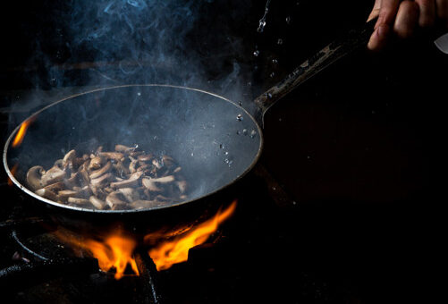 Nutricionista do Divino Fogão apresenta um guia prático para controlar a chama e obter melhores resultados nas receitas Para quem começou a se aventurar na cozinha, definir o ponto dos alimentos pode ser um desafio. Muitas receitas indicam o uso do fogo baixo, médio ou alto, já que a escolha da intensidade impacta diretamente no resultado da comida, podendo deixar os alimentos malcozidos, ressecados ou queimados. Além de contribuir para pratos mais saborosos, utilizar o fogo adequado também ajuda a economizar gás e evita desperdícios durante o preparo. Pensando nisso, Jéssica Benazzi, nutricionista do Divino Fogão, apresenta um guia prático de como utilizar a variação correta das chamas em diferentes tipos de receitas. "Uma forma simples de identificar a intensidade do fogo é observar o tamanho da chama. No fogo baixo, a chama fica pequena e próxima ao queimador. No fogo médio, ela cobre a base da panela sem ultrapassar suas laterais. Já no fogo alto, é mais intensa e visível, sendo indicada apenas quando a receita exigir aquecimento rápido. Para garantir mais segurança e eficiência, também é importante considerar o tamanho da panela, pois o ideal é que a chama não ultrapasse as laterais do utensílio, garantindo melhor aproveitamento do calor e evitando desperdícios", explica Jéssica Benazzi. Fogo alto Com a chama grande e intensa, o fogo alto é indicado para processos rápidos, como ferver água rapidamente para cozinhar macarrão ou legumes, selar carnes deixando o interior suculento ou refogar rapidamente cebola, alho e vegetais antes de baixar o fogo e adicionar os outros ingredientes da receita. No entanto, essa intensidade não é recomendada para alimentos que precisam de mais tempo de cozimento, como o arroz e feijão, pois pode acelerar a evaporação dos líquidos e aumentar o risco de queimar os ingredientes antes que estejam totalmente cozidos. Fogo médio Com intensidade moderada e calor constante, o fogo médio é perfeito para cozinhar as comidas do dia a dia, como arroz, legumes, grelhar frango ou carne, além de preparar molhos e massas. Esse nível de chama permite o cozimento constante sem queimar rapidamente, distribuindo o calor para panela por igual. Além disso, é uma ótima opção para receitas mais elaboradas, como ensopados e risotos, especialmente para quem está começando a ganhar confiança na cozinha. Fogo baixo Considerado o mais seguro da cozinha, o fogo baixo é ideal para cozinhar lentamente, sem queimar ou ressecar os alimentos que exigem cozimento prolongado. Indicado para molhos que precisam apurar o sabor, feijão, carne de panela, sopas, caldos, para derreter chocolate ou manteiga, fazer ovos mexidos cremosos ou omelete e cozinhar o arroz após a fervura inicial. A chama é pequena e o alimento cozinha de forma gradual, sem a formação de muitas bolhas, excelente para principiantes na cozinha, já que proporciona controle durante o preparo. Para as confeiteiras ou para quem produz diferentes tipos de doces, como brigadeiro e beijinho, a chama baixa é ideal para este tipo de receita, já que é preciso misturar os ingredientes de forma contínua para que não grudem no fundo da panela. “Não existe uma regra única para todas as receitas. Mais importante do que seguir as orientações é observar o comportamento dos alimentos durante o preparo. Com a prática, fica mais fácil entender qual intensidade de chama traz o melhor resultado para cada situação. Vale lembrar que, além da intensidade do fogo, há outros fatores que influenciam ao utilizar o fogão, como o tipo de material utilizado na panela. Para quem está começando ou está cozinhando vários alimentos ao mesmo tempo, uma boa estratégia é apostar no fogo baixo. O preparo fica um pouco mais lento, mas as chances de acontecer erros são menores. Dessa forma, há menos riscos de queimar o alimento e, aos poucos, ir ajustando a intensidade, sempre observando se o ingrediente está no ponto desejado”, finaliza a nutricionista do Divino Fogão.
