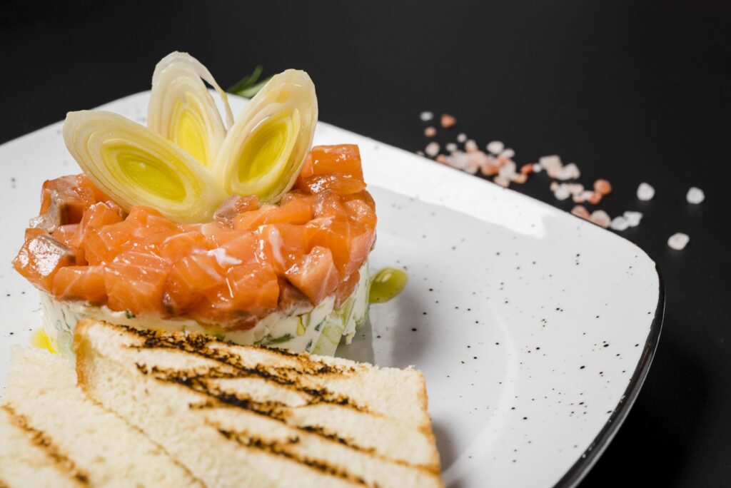 Dia do ceviche: prato peruano conquista os brasileiros e ganha versões com ingredientes tropicais