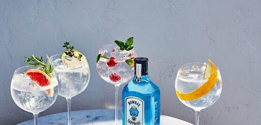 Gin: João Victor Caetano, bartender embaixador da Bacardi no Brasil ensina como transformar drinks com decorações criativas