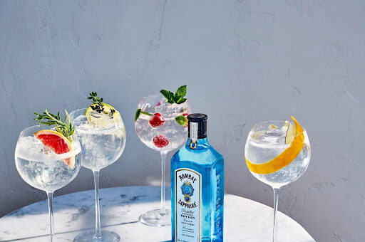 Gin: João Victor Caetano, bartender embaixador da Bacardi no Brasil ensina como transformar drinks com decorações criativas