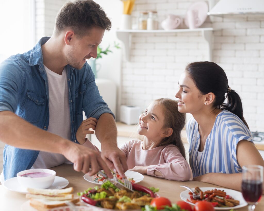Dados de 2025 mostram avanço da obesidade infantil no Brasil; a convite de Meu Biju, nutricionista explica como a alimentação familiar influencia a saúde das crianças e atua na formação de hábitos mais equilibrados

Uma em cada três crianças e adolescentes brasileiros com idades de 0 a 19 anos apresenta excesso de peso, segundo dados de 2025 do Sistema de Vigilância Alimentar e Nutricional (SISVAN). O levantamento mostra que 33% dos jovens nessa faixa etária estão acima do peso adequado, evidenciando um dos principais desafios de saúde pública da atualidade.  

Em meio ao avanço dos alimentos ultraprocessados, considerado pelo UNICEF um dos principais fatores para esse cenário, refeições tradicionais como o arroz com feijão voltam ao centro do debate como uma das alternativas mais acessíveis e nutricionalmente completas para a alimentação infantil. 

É o que destaca a nutricionista Dra. Aline Maldonado, consultada pela Meu Biju, marca especializada em grãos e cereais, para explicar como a alimentação influencia diretamente a saúde das crianças e por que valorizar refeições do cotidiano pode ser mais eficaz do que mudanças radicais na dieta. Segundo a especialista, a prevenção à obesidade começa muito antes de qualquer orientação nutricional formal, desde a fase da gestação, a partir das escolhas alimentares da mãe. 

"A infância é o período em que aprendemos a nos relacionar com os alimentos. A forma como a família organiza as refeições, os alimentos disponíveis em casa e o exemplo dos pais influenciam diretamente as escolhas que a criança fará ao longo da vida. O objetivo não deve ser restringir alimentos, mas construir uma rotina alimentar equilibrada, baseada em variedade, qualidade nutricional e regularidade. Quando a alimentação saudável faz parte do cotidiano familiar, ela se torna algo natural para a criança", orienta. 

O que os dados mostram no Brasil e no mundo 

O cenário brasileiro acompanha uma tendência observada em todo o mundo. Pela primeira vez na história, a obesidade superou a desnutrição como a forma mais comum de má nutrição entre crianças e adolescentes em idade escolar. Atualmente, cerca de 188 milhões de jovens entre 5 e 19 anos vivem com obesidade globalmente, enquanto aproximadamente 391 milhões estão acima do peso, segundo o Fundo das Nações Unidas para a Infância (UNICEF).  

No Brasil, a obesidade entre crianças e adolescentes de 5 a 19 anos triplicou nas últimas duas décadas, passando de 5% nos anos 2000 para 15% em 2022, enquanto o sobrepeso dobrou, saltando de 18% para 36% no mesmo período. 

Arroz com feijão: simples, acessível e nutricionalmente completo 

Diante do aumento no consumo de alimentos ultraprocessados, a combinação de arroz e feijão permanece como uma das mais completas do ponto de vista nutricional. De acordo com a Embrapa, o feijão é fonte de proteínas vegetais, fibras, ferro, magnésio, potássio e vitaminas do complexo B — nutrientes essenciais para o crescimento e desenvolvimento das crianças. Combinado ao arroz, oferece proteínas complementares e contribui para refeições mais equilibradas. 

"O feijão é um alimento extremamente rico em nutrientes e possui um papel importante na alimentação infantil. Além de fornecer proteínas vegetais, vitaminas e minerais, também é fonte de fibras, que contribuem para a saciedade e para o bom funcionamento intestinal. Manter o arroz com feijão na rotina das crianças é uma forma simples e acessível de promover uma alimentação de qualidade", destaca Dra. Aline Maldonado. 

Educação alimentar é uma estratégia de longo prazo 

O UNICEF alerta que o crescimento da obesidade infantil está relacionado a diversos fatores, incluindo a maior presença de alimentos ultraprocessados na rotina das famílias e a forte exposição de crianças e adolescentes à publicidade desses produtos. 

Para a nutricionista, a educação alimentar continua sendo uma das ferramentas mais importantes para enfrentar esse cenário. Ela lembra que, segundo a Organização Mundial da Saúde (OMS), hábitos alimentares saudáveis desenvolvidos na infância ajudam a reduzir o risco de obesidade e de outras doenças crônicas ao longo da vida. 

"Não existe um alimento isolado responsável pela obesidade nem um alimento capaz de preveni-la sozinho. O que realmente faz diferença é o padrão alimentar construído ao longo do tempo. Quanto mais cedo a criança tiver contato com refeições equilibradas e hábitos saudáveis, maiores serão as chances de levar esse comportamento para a vida adulta", conclui. 

Ao incentivar o consumo de grãos e a valorização da alimentação tradicional brasileira, a Meu Biju reforça seu compromisso em levar informação baseada em ciência para o cotidiano das famílias e contribuir para escolhas alimentares mais equilibradas e conscientes. 