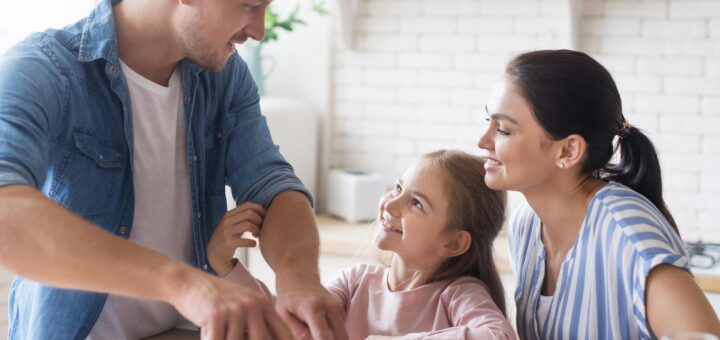 Dados de 2025 mostram avanço da obesidade infantil no Brasil; a convite de Meu Biju, nutricionista explica como a alimentação familiar influencia a saúde das crianças e atua na formação de hábitos mais equilibrados Uma em cada três crianças e adolescentes brasileiros com idades de 0 a 19 anos apresenta excesso de peso, segundo dados de 2025 do Sistema de Vigilância Alimentar e Nutricional (SISVAN). O levantamento mostra que 33% dos jovens nessa faixa etária estão acima do peso adequado, evidenciando um dos principais desafios de saúde pública da atualidade. Em meio ao avanço dos alimentos ultraprocessados, considerado pelo UNICEF um dos principais fatores para esse cenário, refeições tradicionais como o arroz com feijão voltam ao centro do debate como uma das alternativas mais acessíveis e nutricionalmente completas para a alimentação infantil. É o que destaca a nutricionista Dra. Aline Maldonado, consultada pela Meu Biju, marca especializada em grãos e cereais, para explicar como a alimentação influencia diretamente a saúde das crianças e por que valorizar refeições do cotidiano pode ser mais eficaz do que mudanças radicais na dieta. Segundo a especialista, a prevenção à obesidade começa muito antes de qualquer orientação nutricional formal, desde a fase da gestação, a partir das escolhas alimentares da mãe. "A infância é o período em que aprendemos a nos relacionar com os alimentos. A forma como a família organiza as refeições, os alimentos disponíveis em casa e o exemplo dos pais influenciam diretamente as escolhas que a criança fará ao longo da vida. O objetivo não deve ser restringir alimentos, mas construir uma rotina alimentar equilibrada, baseada em variedade, qualidade nutricional e regularidade. Quando a alimentação saudável faz parte do cotidiano familiar, ela se torna algo natural para a criança", orienta. O que os dados mostram no Brasil e no mundo O cenário brasileiro acompanha uma tendência observada em todo o mundo. Pela primeira vez na história, a obesidade superou a desnutrição como a forma mais comum de má nutrição entre crianças e adolescentes em idade escolar. Atualmente, cerca de 188 milhões de jovens entre 5 e 19 anos vivem com obesidade globalmente, enquanto aproximadamente 391 milhões estão acima do peso, segundo o Fundo das Nações Unidas para a Infância (UNICEF). No Brasil, a obesidade entre crianças e adolescentes de 5 a 19 anos triplicou nas últimas duas décadas, passando de 5% nos anos 2000 para 15% em 2022, enquanto o sobrepeso dobrou, saltando de 18% para 36% no mesmo período. Arroz com feijão: simples, acessível e nutricionalmente completo Diante do aumento no consumo de alimentos ultraprocessados, a combinação de arroz e feijão permanece como uma das mais completas do ponto de vista nutricional. De acordo com a Embrapa, o feijão é fonte de proteínas vegetais, fibras, ferro, magnésio, potássio e vitaminas do complexo B — nutrientes essenciais para o crescimento e desenvolvimento das crianças. Combinado ao arroz, oferece proteínas complementares e contribui para refeições mais equilibradas. "O feijão é um alimento extremamente rico em nutrientes e possui um papel importante na alimentação infantil. Além de fornecer proteínas vegetais, vitaminas e minerais, também é fonte de fibras, que contribuem para a saciedade e para o bom funcionamento intestinal. Manter o arroz com feijão na rotina das crianças é uma forma simples e acessível de promover uma alimentação de qualidade", destaca Dra. Aline Maldonado. Educação alimentar é uma estratégia de longo prazo O UNICEF alerta que o crescimento da obesidade infantil está relacionado a diversos fatores, incluindo a maior presença de alimentos ultraprocessados na rotina das famílias e a forte exposição de crianças e adolescentes à publicidade desses produtos. Para a nutricionista, a educação alimentar continua sendo uma das ferramentas mais importantes para enfrentar esse cenário. Ela lembra que, segundo a Organização Mundial da Saúde (OMS), hábitos alimentares saudáveis desenvolvidos na infância ajudam a reduzir o risco de obesidade e de outras doenças crônicas ao longo da vida. "Não existe um alimento isolado responsável pela obesidade nem um alimento capaz de preveni-la sozinho. O que realmente faz diferença é o padrão alimentar construído ao longo do tempo. Quanto mais cedo a criança tiver contato com refeições equilibradas e hábitos saudáveis, maiores serão as chances de levar esse comportamento para a vida adulta", conclui. Ao incentivar o consumo de grãos e a valorização da alimentação tradicional brasileira, a Meu Biju reforça seu compromisso em levar informação baseada em ciência para o cotidiano das famílias e contribuir para escolhas alimentares mais equilibradas e conscientes.