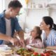 Dados de 2025 mostram avanço da obesidade infantil no Brasil; a convite de Meu Biju, nutricionista explica como a alimentação familiar influencia a saúde das crianças e atua na formação de hábitos mais equilibrados Uma em cada três crianças e adolescentes brasileiros com idades de 0 a 19 anos apresenta excesso de peso, segundo dados de 2025 do Sistema de Vigilância Alimentar e Nutricional (SISVAN). O levantamento mostra que 33% dos jovens nessa faixa etária estão acima do peso adequado, evidenciando um dos principais desafios de saúde pública da atualidade. Em meio ao avanço dos alimentos ultraprocessados, considerado pelo UNICEF um dos principais fatores para esse cenário, refeições tradicionais como o arroz com feijão voltam ao centro do debate como uma das alternativas mais acessíveis e nutricionalmente completas para a alimentação infantil. É o que destaca a nutricionista Dra. Aline Maldonado, consultada pela Meu Biju, marca especializada em grãos e cereais, para explicar como a alimentação influencia diretamente a saúde das crianças e por que valorizar refeições do cotidiano pode ser mais eficaz do que mudanças radicais na dieta. Segundo a especialista, a prevenção à obesidade começa muito antes de qualquer orientação nutricional formal, desde a fase da gestação, a partir das escolhas alimentares da mãe. "A infância é o período em que aprendemos a nos relacionar com os alimentos. A forma como a família organiza as refeições, os alimentos disponíveis em casa e o exemplo dos pais influenciam diretamente as escolhas que a criança fará ao longo da vida. O objetivo não deve ser restringir alimentos, mas construir uma rotina alimentar equilibrada, baseada em variedade, qualidade nutricional e regularidade. Quando a alimentação saudável faz parte do cotidiano familiar, ela se torna algo natural para a criança", orienta. O que os dados mostram no Brasil e no mundo O cenário brasileiro acompanha uma tendência observada em todo o mundo. Pela primeira vez na história, a obesidade superou a desnutrição como a forma mais comum de má nutrição entre crianças e adolescentes em idade escolar. Atualmente, cerca de 188 milhões de jovens entre 5 e 19 anos vivem com obesidade globalmente, enquanto aproximadamente 391 milhões estão acima do peso, segundo o Fundo das Nações Unidas para a Infância (UNICEF). No Brasil, a obesidade entre crianças e adolescentes de 5 a 19 anos triplicou nas últimas duas décadas, passando de 5% nos anos 2000 para 15% em 2022, enquanto o sobrepeso dobrou, saltando de 18% para 36% no mesmo período. Arroz com feijão: simples, acessível e nutricionalmente completo Diante do aumento no consumo de alimentos ultraprocessados, a combinação de arroz e feijão permanece como uma das mais completas do ponto de vista nutricional. De acordo com a Embrapa, o feijão é fonte de proteínas vegetais, fibras, ferro, magnésio, potássio e vitaminas do complexo B — nutrientes essenciais para o crescimento e desenvolvimento das crianças. Combinado ao arroz, oferece proteínas complementares e contribui para refeições mais equilibradas. "O feijão é um alimento extremamente rico em nutrientes e possui um papel importante na alimentação infantil. Além de fornecer proteínas vegetais, vitaminas e minerais, também é fonte de fibras, que contribuem para a saciedade e para o bom funcionamento intestinal. Manter o arroz com feijão na rotina das crianças é uma forma simples e acessível de promover uma alimentação de qualidade", destaca Dra. Aline Maldonado. Educação alimentar é uma estratégia de longo prazo O UNICEF alerta que o crescimento da obesidade infantil está relacionado a diversos fatores, incluindo a maior presença de alimentos ultraprocessados na rotina das famílias e a forte exposição de crianças e adolescentes à publicidade desses produtos. Para a nutricionista, a educação alimentar continua sendo uma das ferramentas mais importantes para enfrentar esse cenário. Ela lembra que, segundo a Organização Mundial da Saúde (OMS), hábitos alimentares saudáveis desenvolvidos na infância ajudam a reduzir o risco de obesidade e de outras doenças crônicas ao longo da vida. "Não existe um alimento isolado responsável pela obesidade nem um alimento capaz de preveni-la sozinho. O que realmente faz diferença é o padrão alimentar construído ao longo do tempo. Quanto mais cedo a criança tiver contato com refeições equilibradas e hábitos saudáveis, maiores serão as chances de levar esse comportamento para a vida adulta", conclui. Ao incentivar o consumo de grãos e a valorização da alimentação tradicional brasileira, a Meu Biju reforça seu compromisso em levar informação baseada em ciência para o cotidiano das famílias e contribuir para escolhas alimentares mais equilibradas e conscientes.