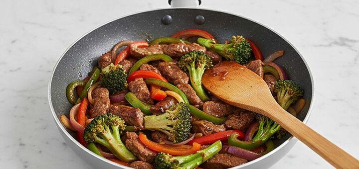 Brasileiros reduzem o consumo de óleo e cresce busca por panelas antiaderentes para preparo de alimentos mais saudáveis