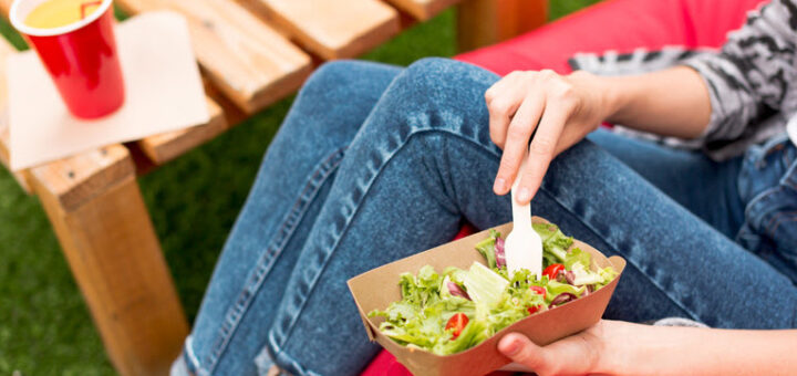 Dicas para manter uma alimentação equilibrada mesmo fora de casa