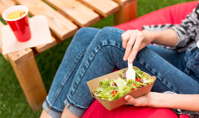 Dicas para manter uma alimentação equilibrada mesmo fora de casa