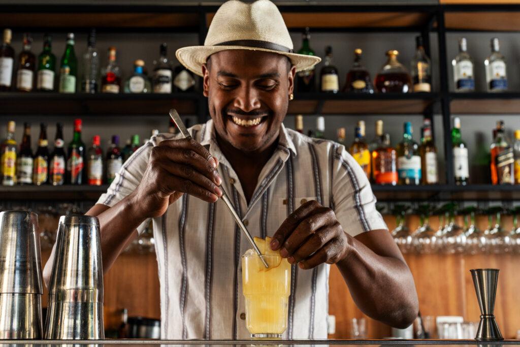 Saquê, tequila e cachaça: entenda as diferenças entre três protagonistas da coquetelaria
