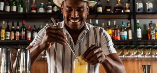 Saquê, tequila e cachaça: entenda as diferenças entre três protagonistas da coquetelaria