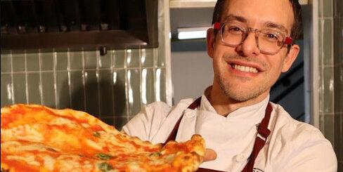 Dia da Pizza: chef italiano Antonio Maiolica compartilha receita de pizza napolitana com massa leve e dicas para acertar no forno de casa