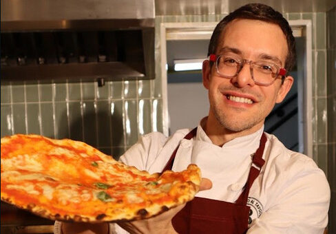 Dia da Pizza: chef italiano Antonio Maiolica compartilha receita de pizza napolitana com massa leve e dicas para acertar no forno de casa