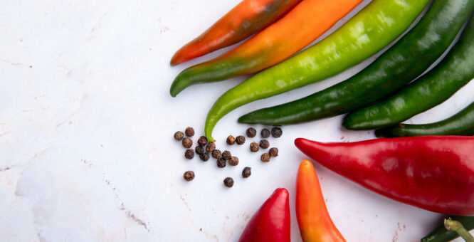 Do suave ao superpicante: conheça nove tipos de pimenta e saiba como utilizá-las na cozinha