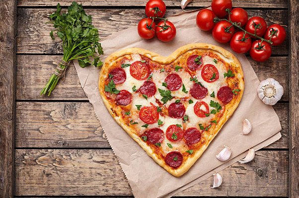 Pizza: veja como preparar uma receita saborosa e econômica em casa