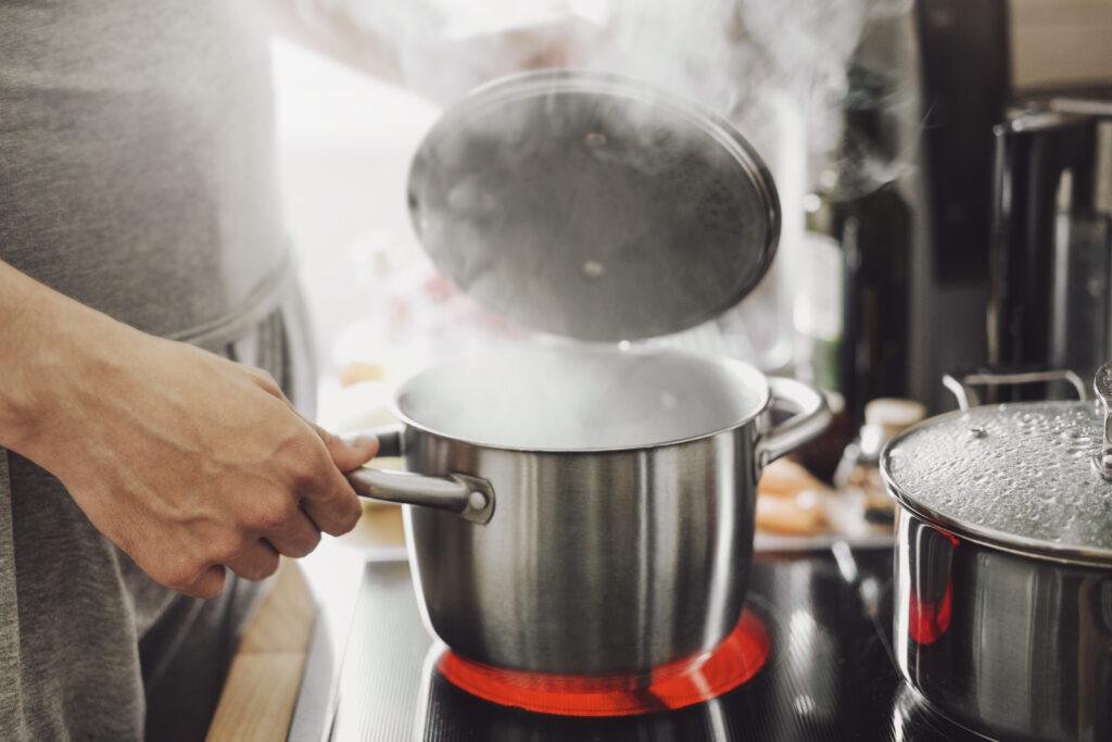 Por que controlar a temperatura exata da panela pode mudar o resultado da comida em casa