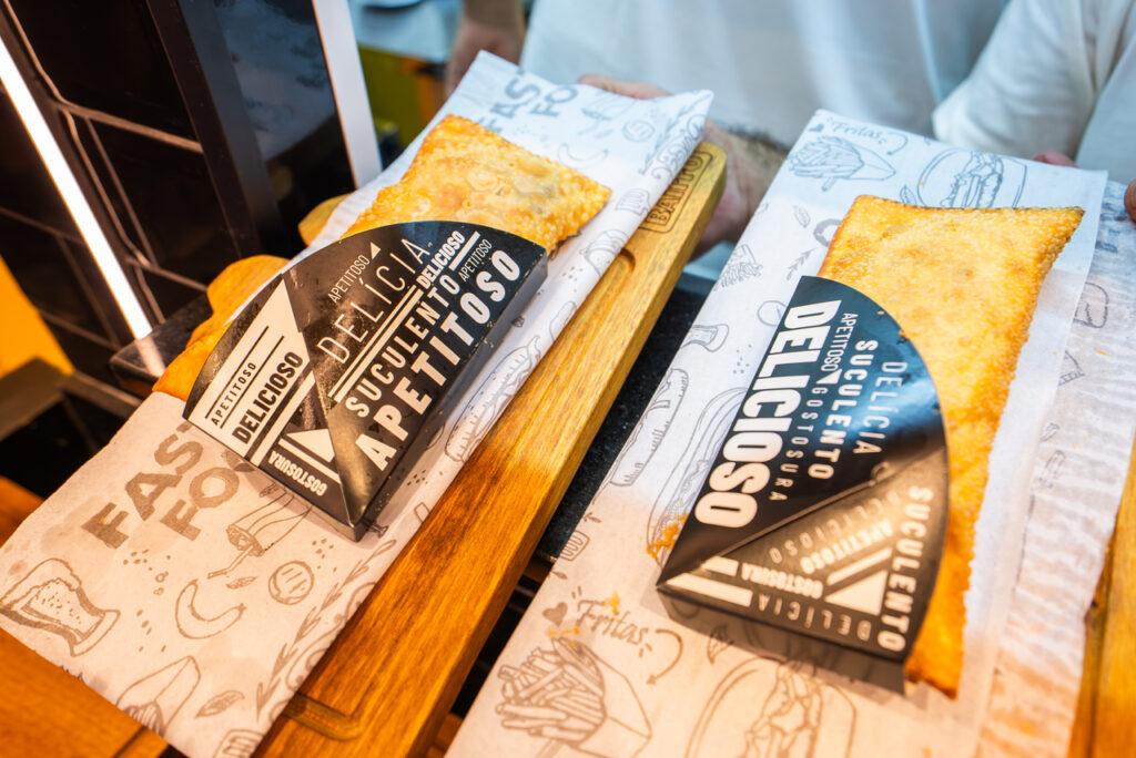 Você sabia que as bolhas na massa revelam se o pastel foi frito com perfeição?