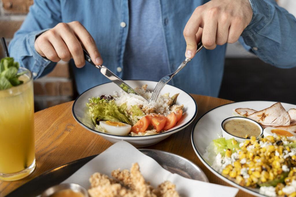 Ultraprocessados representam mais de 20% das calorias consumidas no Brasil; nutricionista dá dicas para organizar a alimentação