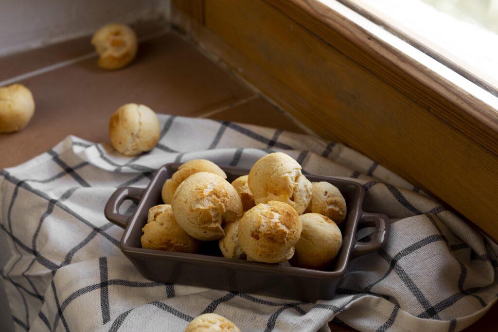 Pão de queijo antes do treino: quando o queridinho brasileiro pode ser uma boa escolha