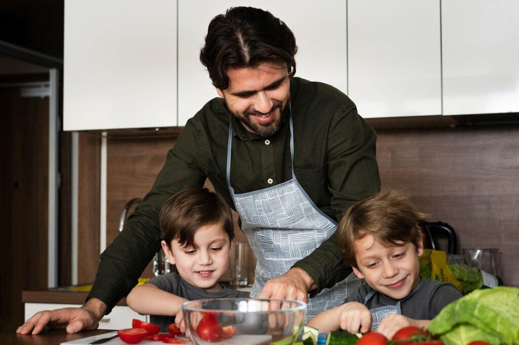 No Dia dos Pais, pequenos momentos na cozinha ajudam a fortalecer os vínculos entre pais e filhos