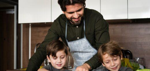 No Dia dos Pais, pequenos momentos na cozinha ajudam a fortalecer os vínculos entre pais e filhos