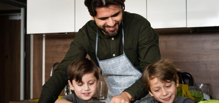 No Dia dos Pais, pequenos momentos na cozinha ajudam a fortalecer os vínculos entre pais e filhos