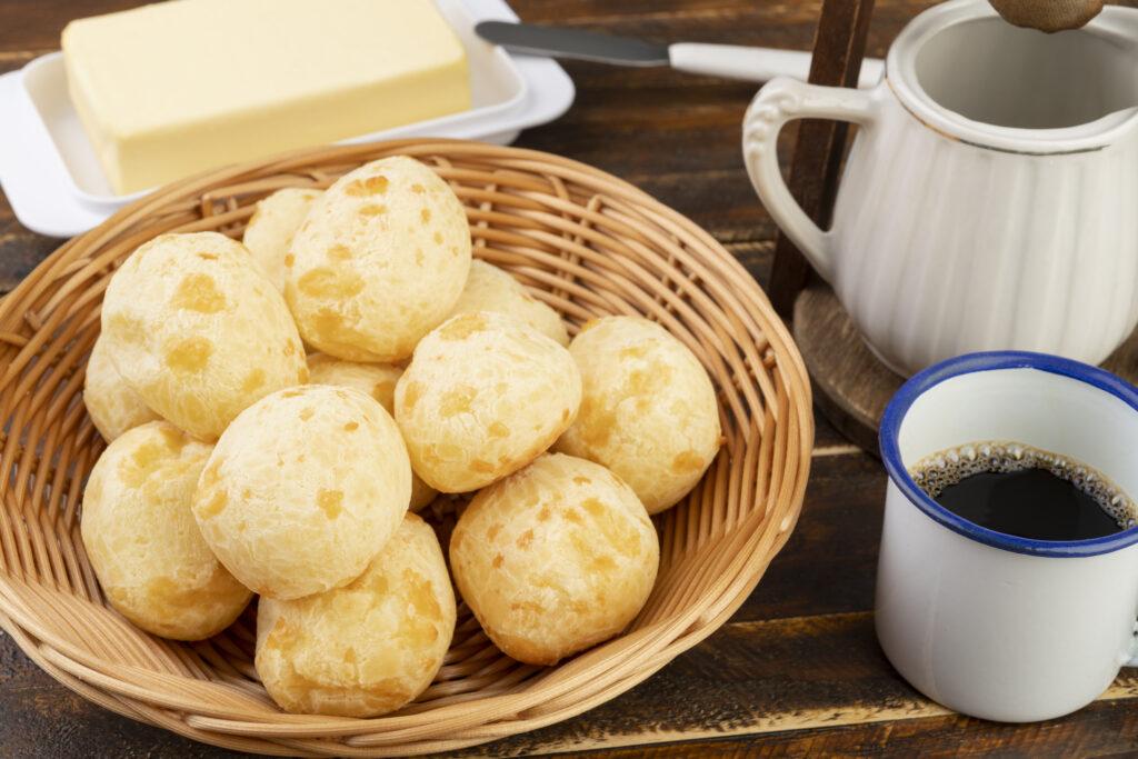 Pão de Queijo: Chef ensina receita vegana de mandioquinha que une memória afetiva e inovação