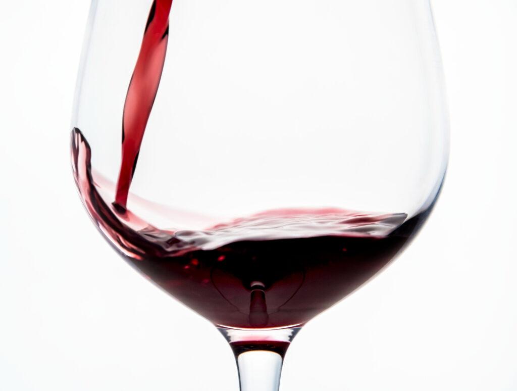 Não precisa ser um expert para aproveitar um bom vinho, mas é importante entender o que está por trás de uma boa degustação e como aprimorar seu paladar de forma mais fácil e descomplicada

Talvez você já tenha passado pela situação de chegar em um restaurante com vontade de beber um vinho e, ao olhar para a carta de rótulos, não saber o que pedir. E quando chega o sommelier, oferecendo a rolha para cheirar e um gole de prova? Nesse momento, você pode pensar: “puxa vida, gostaria de conhecer um pouquinho mais sobre vinhos”.

É claro que não é preciso ser um expert para apreciar um produto. Mas com um pouco a mais de conhecimento, apreciar um vinho pode se tornar uma atividade muito satisfatória e, por incrível que pareça, nem tão complicada assim.

O sommelier e professor Jonas Martins, que atua com a importadora de vinhos MMV, traz algumas dicas para pessoas que desejam começar a aproveitar mais a jornada de degustação de vinhos, porém, sem o “falso glamour” que às vezes transforma a experiência em algo piegas e taxado.

Jonas Martins é sommelier e professor

“Ao longo da minha carreira, sempre busquei desmistificar algumas lendas em torno da apreciação de vinho, ao passo que também considero importante ressaltar alguns pontos que irão ajudar pessoas que se interessam por esse universo tão rico e bacana”, diz Martins.

Procure vinhos de fácil acesso

Na opinião de Jonas, o primeiro passo para quem está começando é tentar achar rótulos que sejam fáceis de encontrar e comparar, especialmente com preços atrativos e uvas mais conhecidas. Assim, vinhos sulamericanos, pelo acesso mais fácil, são boas opções.

Entre as uvas brancas que caem nessa categoria, de fácil acesso e encontradas em diversos países, estão a Sauvignon Blanc e o Chardonnay. Do Chile, da vinícola Alto Roble, o Fortunatus Sauvignon Blanc e o Felitche Chardonnay são dois rótulos bem interessantes, pois, apesar da qualidade, têm um preço muito atrativo também.

Ainda do Chile, o Felitche Cabernet Sauvignon é para aqueles que desejam começar com um vinho tinto. Migrando para a Argentina, terra dos famosos Malbecs, o Cinco Sentidos Malbec não irá assustar na primeira degustação, já que os vinhos dessa uva são marcantes e particulares. Já o Felitche Rosé, é um vinho de entrada para quem quer um vinho com outro estilo, mais fresco, mesmo sendo produzido com uva tinta.

Sugestão de “ordem” das uvas

Já que falamos em tipos de uva, Martins sugere que normalmente é mais fácil degustar vinhos brancos que são mais diretos, que já mostram os aromas e os sabores, em relação aos vinhos tintos, que são mais complexos e apresentam mais corpo.

“Então, eu penso que a ordem seria mesmo começar com os brancos, passar para alguns rosés e ir para os tintos, mas não é uma regra. Eu acho que, principalmente para quem está começando, o importante é provar o máximo possível, provar de tudo, mas deixo como sugestão começar pelos brancos, passar pelos rosés e chegar nos tintos”, explica Martins.

Degustação: provar com atenção

Outro ponto interessante, que vem com a experiência, mas que já deve ser levado em consideração pelos iniciantes, é entender como identificar os aromas e as notas. O primeiro passo, por incrível que pareça, é prestar atenção nas coisas do dia a dia.

Segundo o sommelier, de nada adianta querer “desvendar” as notas de um vinho se no dia a dia você nunca reparou nos cheiros do ambiente, como, por exemplo, no cheiro de uma laranja cortada, ou de uma defumação com lenha, até mesmo a sensação olfativa de uma cebola fritando.

O perfume que você usa, por exemplo, tem cheiro de uma madeira, de uma flor, de uma fruta? Você conseguiria identificar? Prestar atenção ao ambiente e às experiências sensoriais é desenvolver um controle para poder, ao apreciar uma taça, criar paralelos entre as coisas que você sente, que você sabe o aroma e sabor, e o que você tem no vinho.

Deixe para depois: rótulos mais “faixa-preta”

Em contrapartida, alguns tipos de vinhos, para que sejam aproveitados em sua máxima excelência, demandam um pouco mais de experiência. Não quer dizer que você não deve bebê-los, porém, ganhando um pouco mais de “cancha”, as sensações serão infinitamente mais bem aproveitadas.

A uva Nebbiolo, usada na produção do Barolo, vinho de Piemonte, Itália, é uma uva que permite vinhos mais complexos e estruturados. Na MMV, a empresa tem dois Nebbiolos: um Viapiana, vinícola do Sul do Brasil, e um da chilena La Prometida Revoltosa, novidade no portfólio da empresa.

“Às vezes um iniciante vai provar um vinho desses, ele nem consegue aproveitar o vinho ou sequer gosta, porque são vinhos que têm uma complexidade supergrande, taninos mais agressivos”.

Alguns brancos também podem entrar na lista. O italiano Inusuale, da Inserrata, é um 100% Sangiovese, uva tinta, que para surpresa de muitos gera um vinho branco, único, e para dar valor nessa garrafa, é preciso experiência.

Por fim, vinhos naturais, que são aqueles produzidos com técnicas mais rudimentares e uso quase zero de produtos químicos, com o mínimo de intervenção do homem, como há séculos, também fazem parte dos vinhos “faixa-preta”. Para entender, por exemplo, o Malbec Natural Krontiras, da Argentina, é preciso ter referências anteriores com Malbecs menos complexos, para a experiência ser completa.