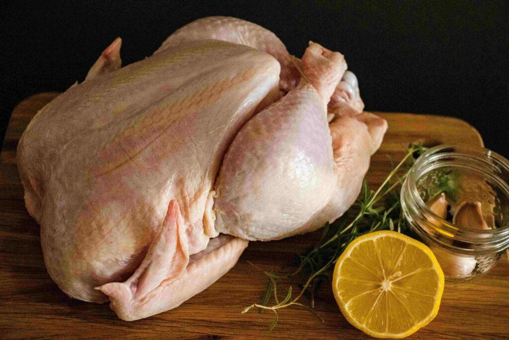 Descongelar frango na pia é seguro? Veja como evitar contaminação no preparo do alimento
