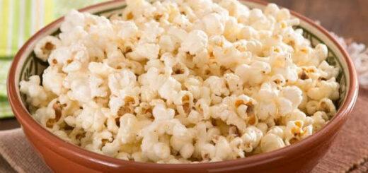 Com opções práticas e irresistíveis, a marca brasileira garante o sabor e a crocância ideais para elevar qualquer momento Os snacks dão aquele toque especial — o "tcham" no sabor e o "croc" na mordida — que alegra qualquer ocasião. Então, para transformar simples momentos em boas memórias, a Yoki, presente em mais de 90% dos lares brasileiros, tem o portfólio completo de snacks práticos, saborosos e cheios de crocância — perfeitos para maratonar séries, torcer ou reunir a galera ao redor da mesa. Sessão pipoca em casa Prática, a pipoca de micro-ondas da Yoki é a companheira inseparável para quem ama o conforto de casa e uma boa maratona no streaming. Produzida com milho selecionado, a pipoca Yoki passa por rigorosos padrões de qualidade que garantem maciez e estouro ideal. Há opções para todos os gostos. As tradicionais pipocas sabor Manteiga de Cinema, Sal com Manteiga e Natural com Sal entregam o aroma inconfundível que transforma a sala de estar em uma verdadeira sala de cinema. Para quem busca experiências surpreendentes de sabor, a parceria com a Netflix trouxe as edições Cheddar Fenomenal e Presunto Absurdo, acompanhadas por sachês exclusivos de tempero intenso. Já para os fãs de suspense, a edição limitada Stranger Things (Cobertura do Mundo Invertido) traz sabor misterioso e efeito congelante com cobertura azul que pinta a língua. Entradinha para a galera Seja na torcida do futebol de domingo ou no bate-papo de fim de tarde, o amendoim Yoki é o petisco oficial dos momentos de sociabilidade e descontração. Opções consagradas como Amendoim Japonês, Amendoim Crocante Levemente Salgado, Páprica Picante e Ovinhos de Amendoim garantem sabor e praticidade para compartilhar sem complicação. Praticidade na hora da pausa Para aqueles momentos em que a rotina corrida pede um lanche rápido, descomplicado e cheio de sabor, os salgadinhos Yokitos são a escolha perfeita. Desenvolvidos para entregar conveniência em qualquer hora do dia, a linha combina a crocância deliciosa com a praticidade que se encaixa no ritmo dos brasileiros e nos gostos. O snack de milho está disponível nos sabores Queijo, Cebola e Requeijão, além da batata Original, Clássica, Churrasco e Cebola&salsa. Seja no intervalo do trabalho, no lanche da tarde ou na pausa dos estudos, Yokitos oferece uma solução pronta para consumir que facilita a rotina e dá "aquele tcham" no sabor, transformando pequenas pausas do cotidiano em momentos mais leves e gostosos. Crocância nos lanches: A Yoki também é mestre em dar aquele toque especial nos lanchinhos ao longo do dia com a batata palha Yoki. Além das versões clássicas tradicional e extrafina, a Yoki oferece saborizadas de Parmesão e Cebola & Salsa. É o ingrediente indispensável para dar crocância aos sanduíches como ao cachorro-quente ou a saladas e hambúrgueres.