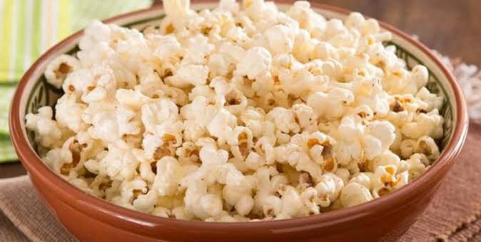 Com opções práticas e irresistíveis, a marca brasileira garante o sabor e a crocância ideais para elevar qualquer momento Os snacks dão aquele toque especial — o "tcham" no sabor e o "croc" na mordida — que alegra qualquer ocasião. Então, para transformar simples momentos em boas memórias, a Yoki, presente em mais de 90% dos lares brasileiros, tem o portfólio completo de snacks práticos, saborosos e cheios de crocância — perfeitos para maratonar séries, torcer ou reunir a galera ao redor da mesa. Sessão pipoca em casa Prática, a pipoca de micro-ondas da Yoki é a companheira inseparável para quem ama o conforto de casa e uma boa maratona no streaming. Produzida com milho selecionado, a pipoca Yoki passa por rigorosos padrões de qualidade que garantem maciez e estouro ideal. Há opções para todos os gostos. As tradicionais pipocas sabor Manteiga de Cinema, Sal com Manteiga e Natural com Sal entregam o aroma inconfundível que transforma a sala de estar em uma verdadeira sala de cinema. Para quem busca experiências surpreendentes de sabor, a parceria com a Netflix trouxe as edições Cheddar Fenomenal e Presunto Absurdo, acompanhadas por sachês exclusivos de tempero intenso. Já para os fãs de suspense, a edição limitada Stranger Things (Cobertura do Mundo Invertido) traz sabor misterioso e efeito congelante com cobertura azul que pinta a língua. Entradinha para a galera Seja na torcida do futebol de domingo ou no bate-papo de fim de tarde, o amendoim Yoki é o petisco oficial dos momentos de sociabilidade e descontração. Opções consagradas como Amendoim Japonês, Amendoim Crocante Levemente Salgado, Páprica Picante e Ovinhos de Amendoim garantem sabor e praticidade para compartilhar sem complicação. Praticidade na hora da pausa Para aqueles momentos em que a rotina corrida pede um lanche rápido, descomplicado e cheio de sabor, os salgadinhos Yokitos são a escolha perfeita. Desenvolvidos para entregar conveniência em qualquer hora do dia, a linha combina a crocância deliciosa com a praticidade que se encaixa no ritmo dos brasileiros e nos gostos. O snack de milho está disponível nos sabores Queijo, Cebola e Requeijão, além da batata Original, Clássica, Churrasco e Cebola&salsa. Seja no intervalo do trabalho, no lanche da tarde ou na pausa dos estudos, Yokitos oferece uma solução pronta para consumir que facilita a rotina e dá "aquele tcham" no sabor, transformando pequenas pausas do cotidiano em momentos mais leves e gostosos. Crocância nos lanches: A Yoki também é mestre em dar aquele toque especial nos lanchinhos ao longo do dia com a batata palha Yoki. Além das versões clássicas tradicional e extrafina, a Yoki oferece saborizadas de Parmesão e Cebola & Salsa. É o ingrediente indispensável para dar crocância aos sanduíches como ao cachorro-quente ou a saladas e hambúrgueres.