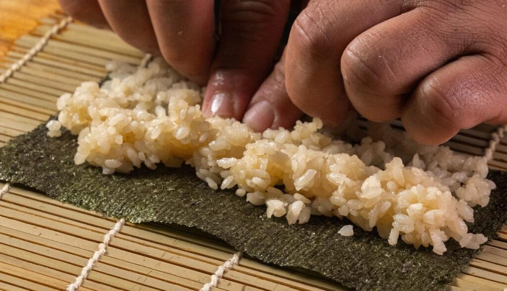 Qual a diferença entre os tipos de arroz no preparo de sushi? Chef explica
