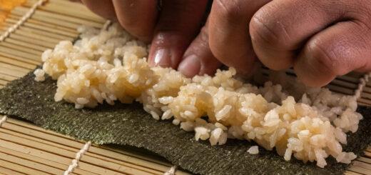 Qual a diferença entre os tipos de arroz no preparo de sushi? Chef explica