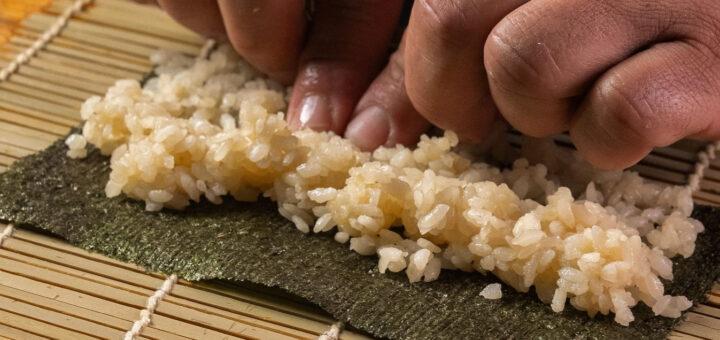 Qual a diferença entre os tipos de arroz no preparo de sushi? Chef explica