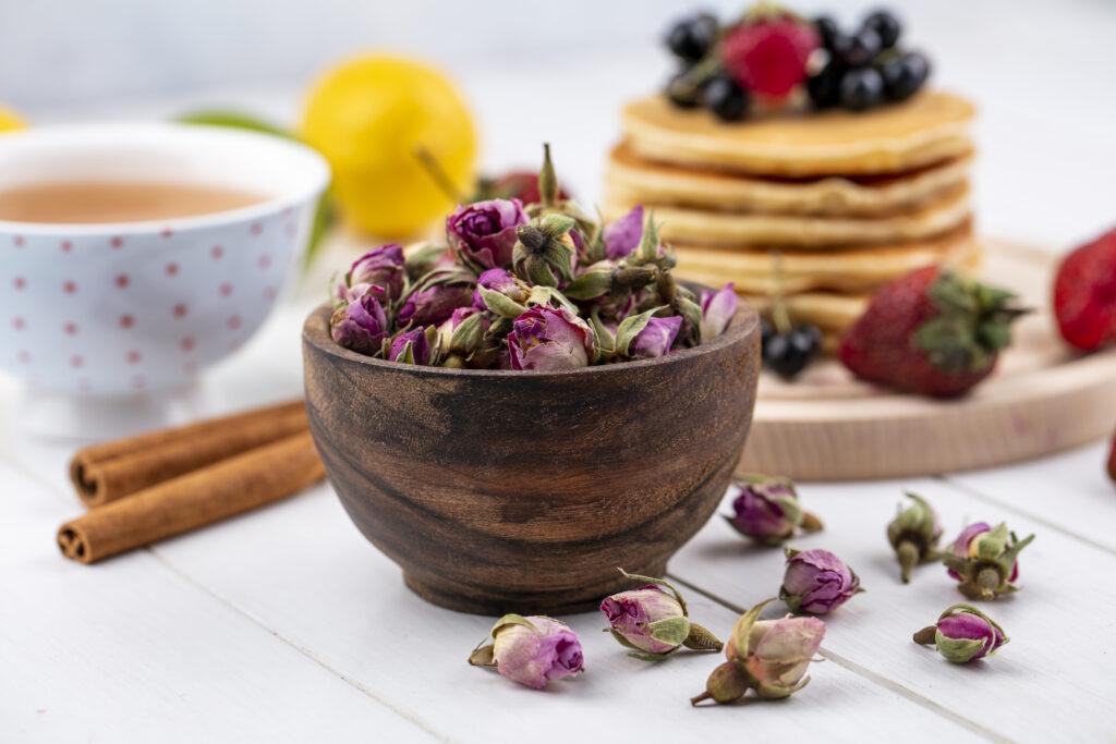Primavera e gastronomia: especialista explica como usar flores comestíveis na alimentação com receita prática