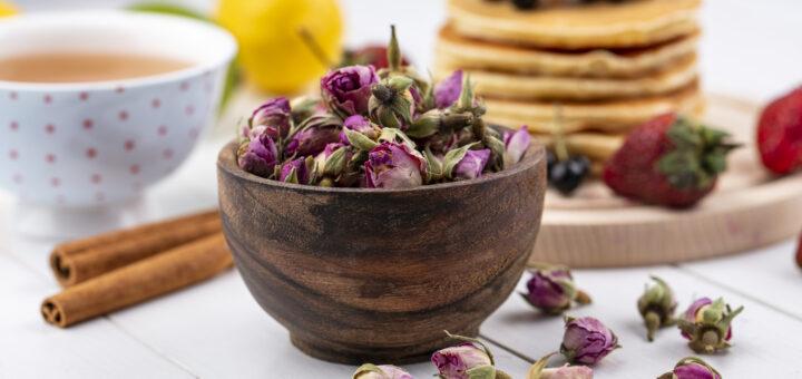 Primavera e gastronomia: especialista explica como usar flores comestíveis na alimentação com receita prática