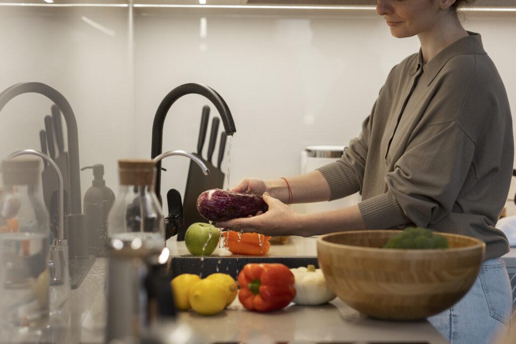 Como fazer o manuseio correto dos alimentos nas refeições dentro de casa