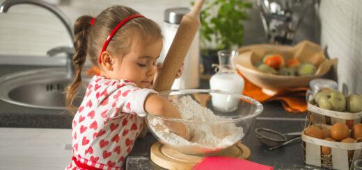 Crianças na cozinha: veja receitas fáceis e saudáveispara fazer em família