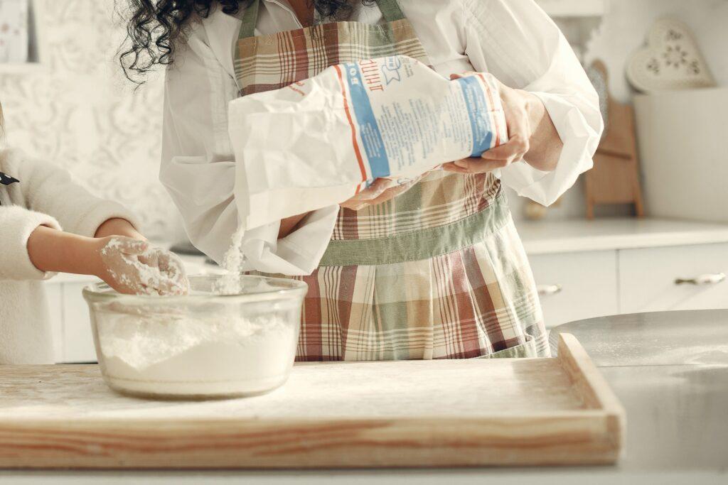 Neste mês das crianças, que tal fazer da cozinha um lugar para aprender e brincar?
