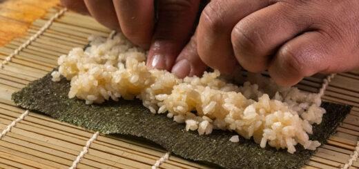 Qual a diferença entre os tipos de arroz no preparo de sushi? Chef explica
