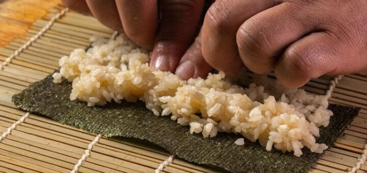 Qual a diferença entre os tipos de arroz no preparo de sushi? Chef explica