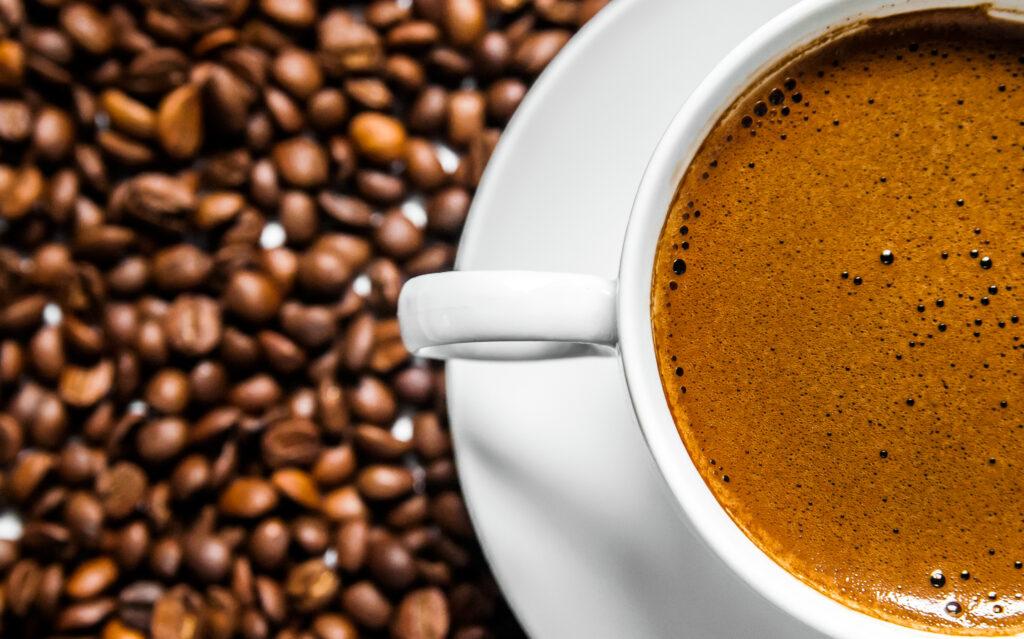 Quanto café é demais? Entenda o limite de cafeína e os sinais de excesso