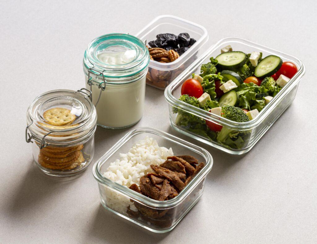 Quatro em cada dez brasileiros querem reduzir o delivery; meal prep ajuda a organizar refeições da semana