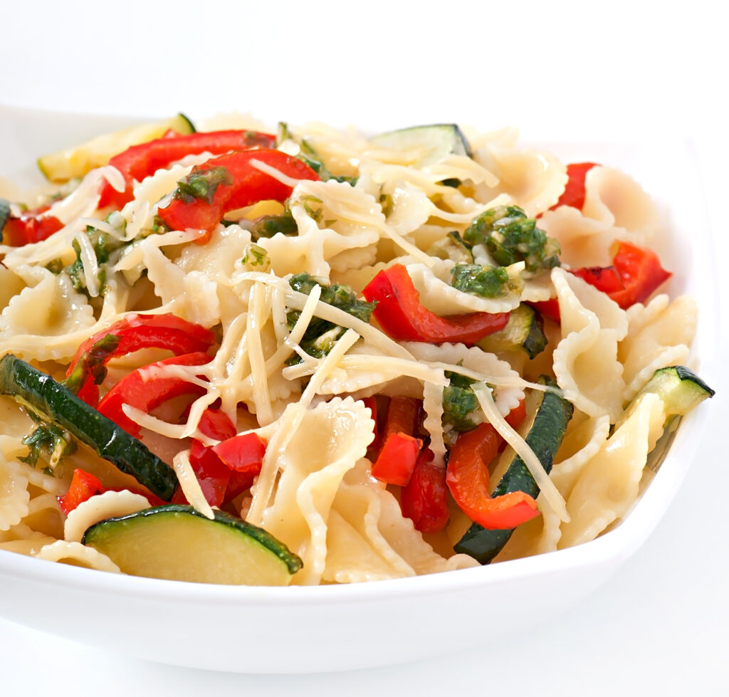 Macarrão: 5 receitas para sair do molho de tomate de sempre