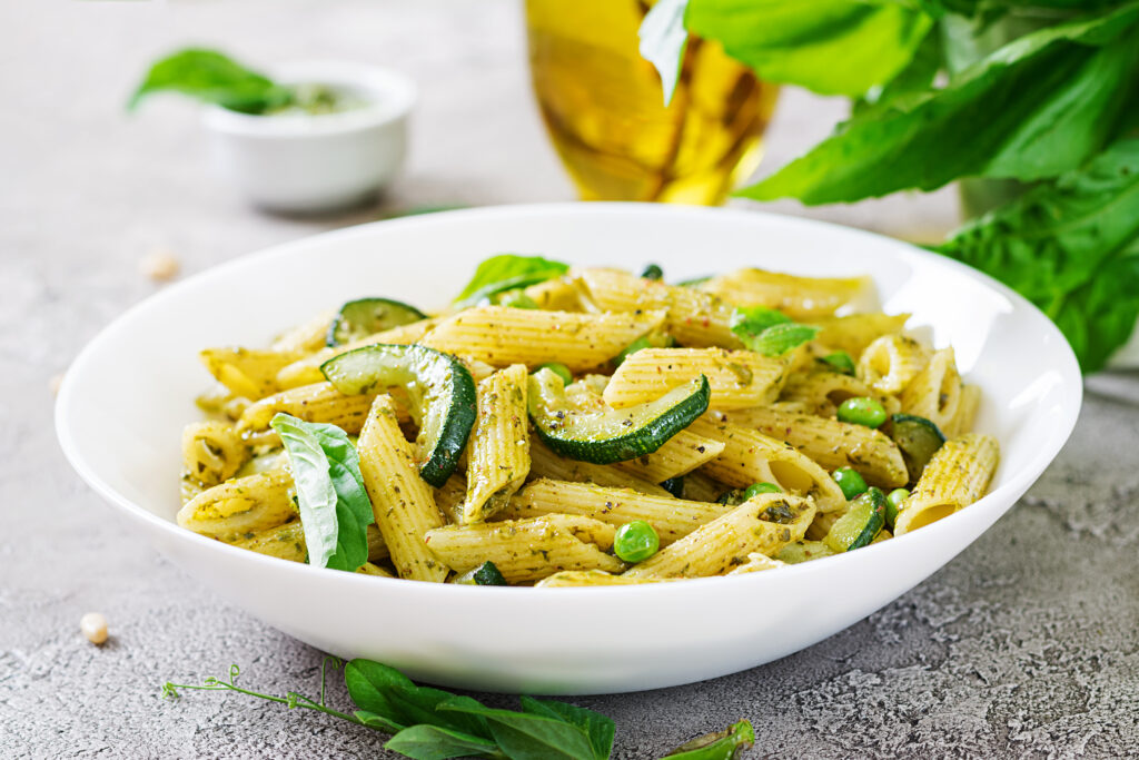 Macarrão: 5 receitas para sair do molho de tomate de sempre